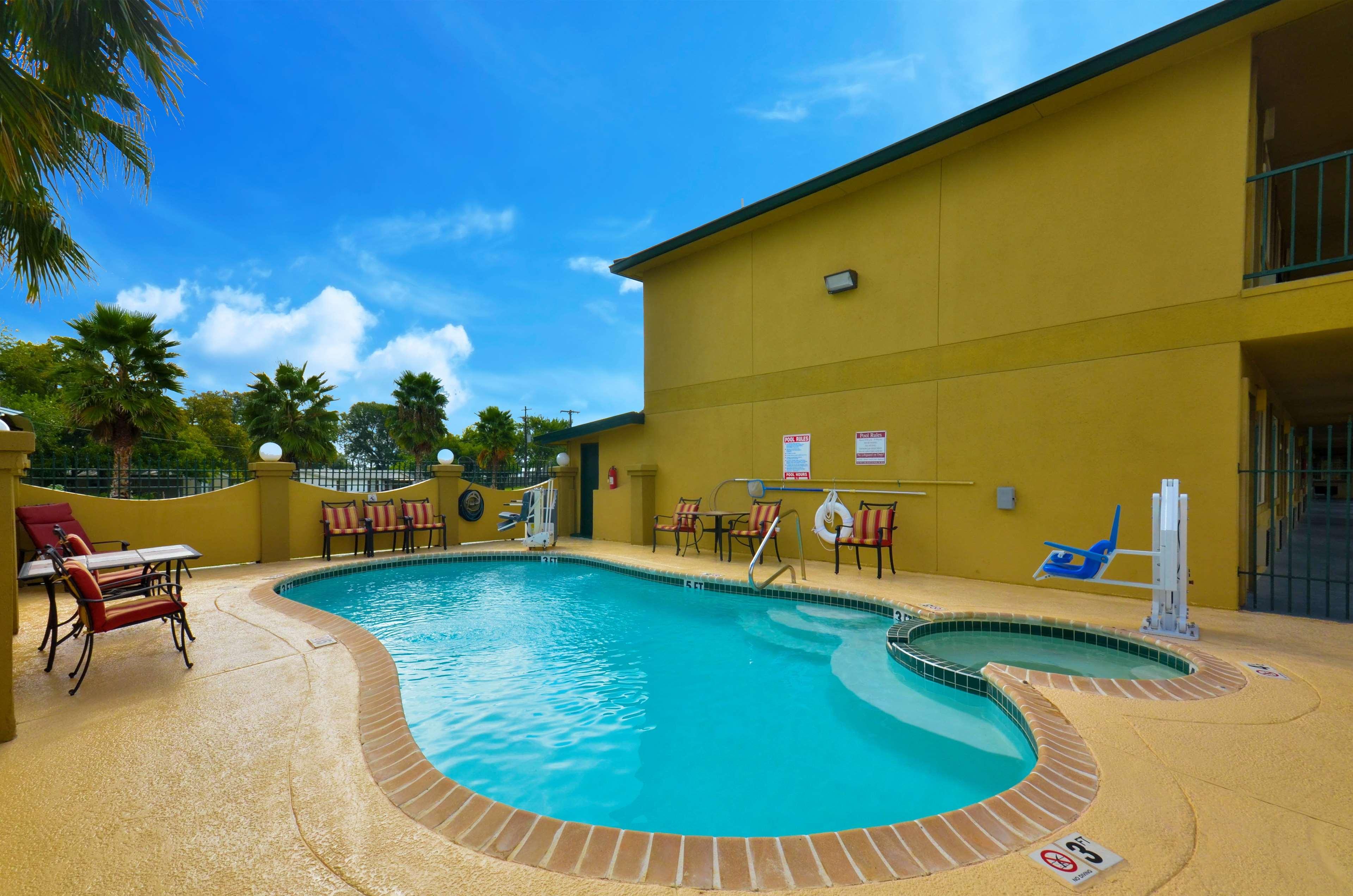 Best Western Executive Inn Hallettsville Bagian luar foto