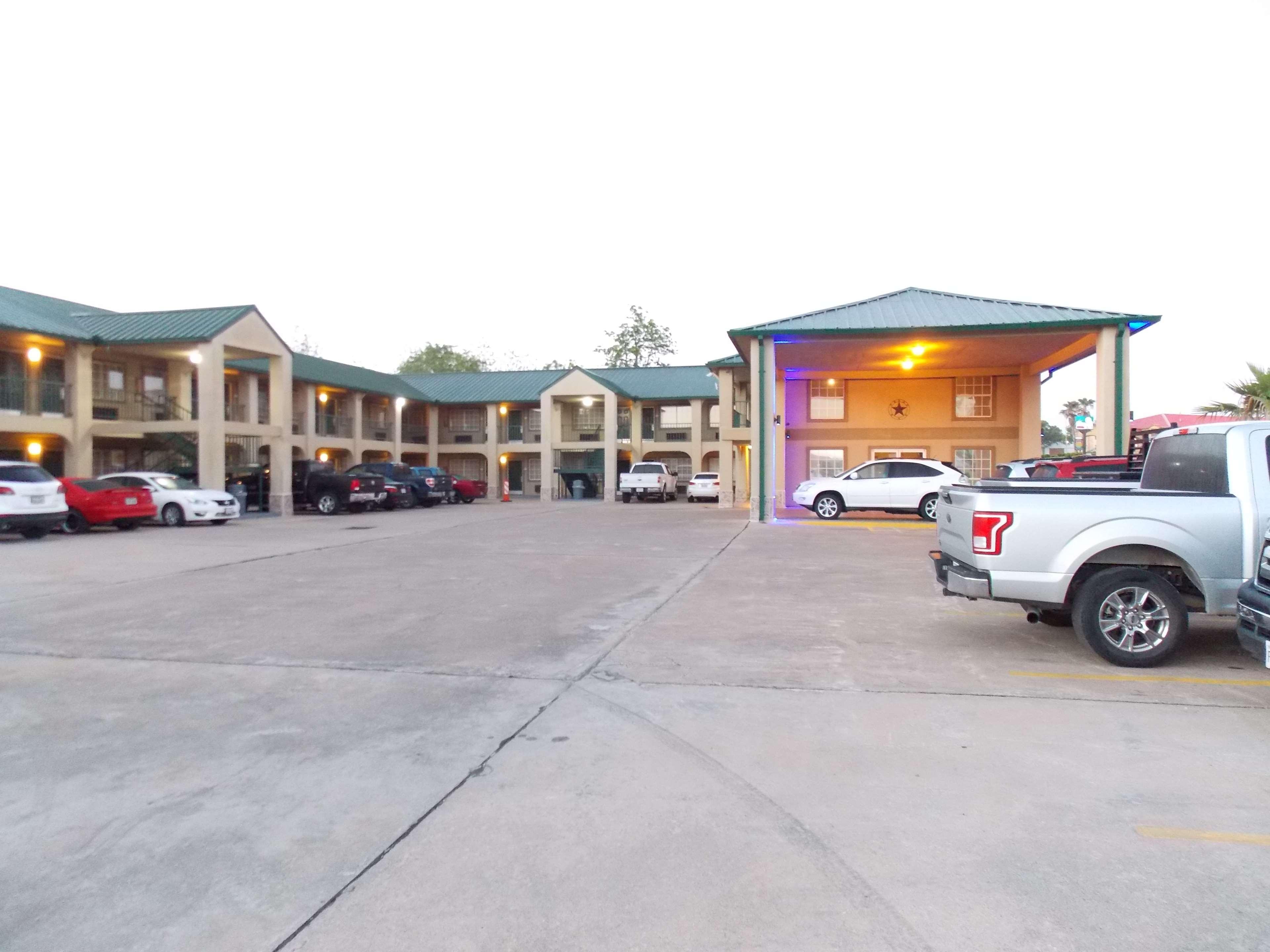 Best Western Executive Inn Hallettsville Bagian luar foto