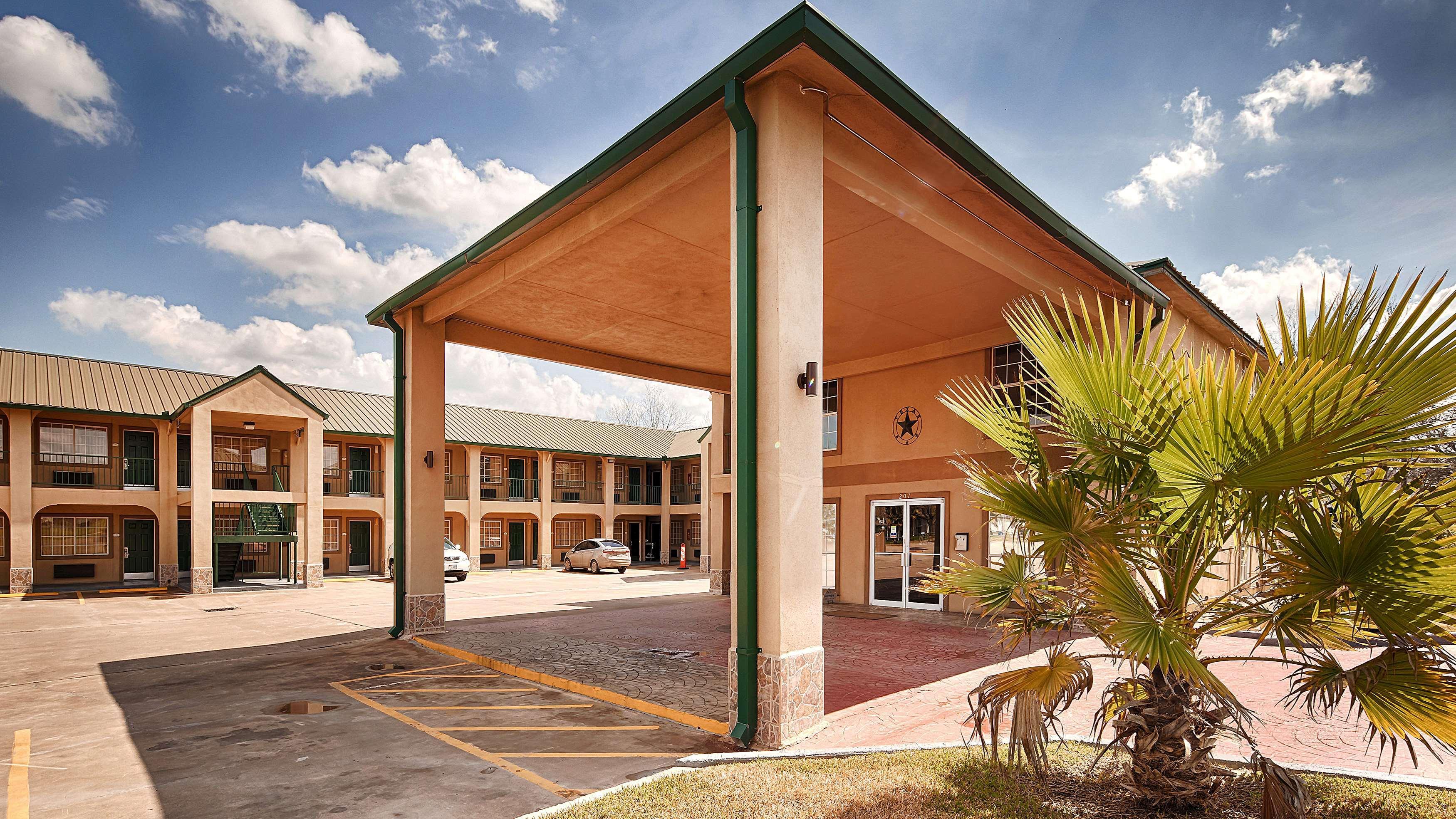 Best Western Executive Inn Hallettsville Bagian luar foto