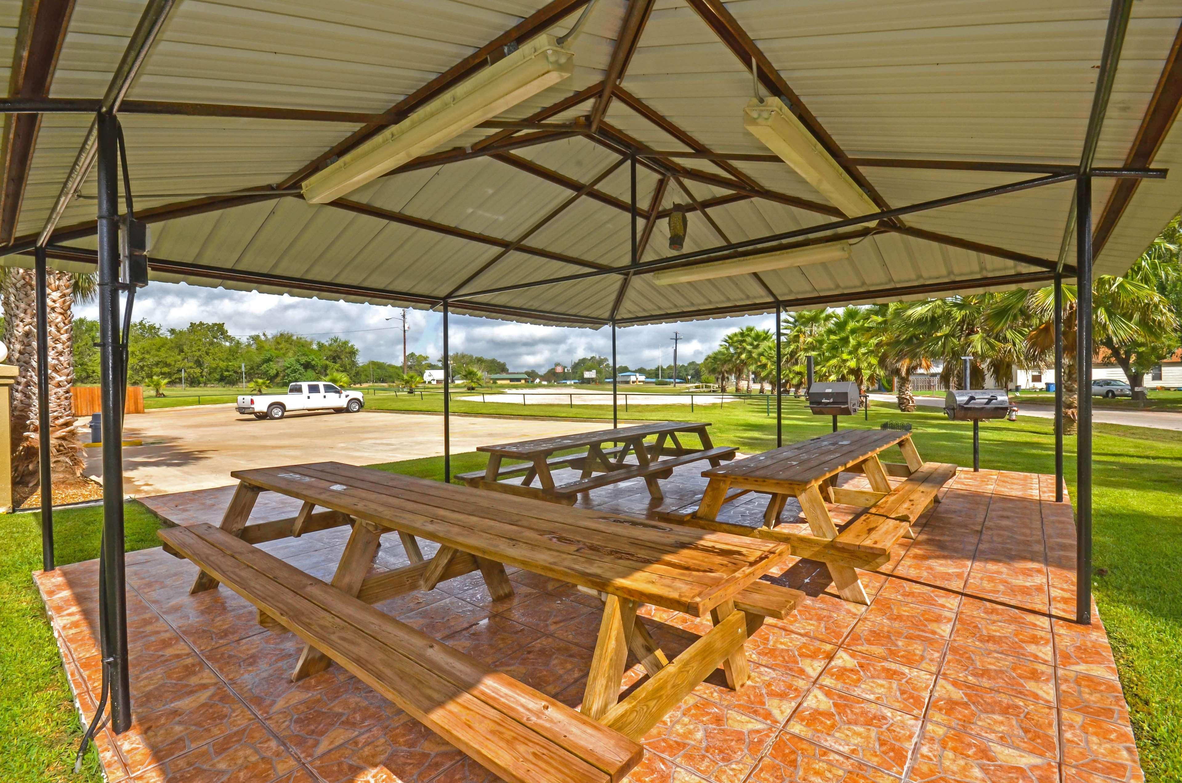 Best Western Executive Inn Hallettsville Bagian luar foto