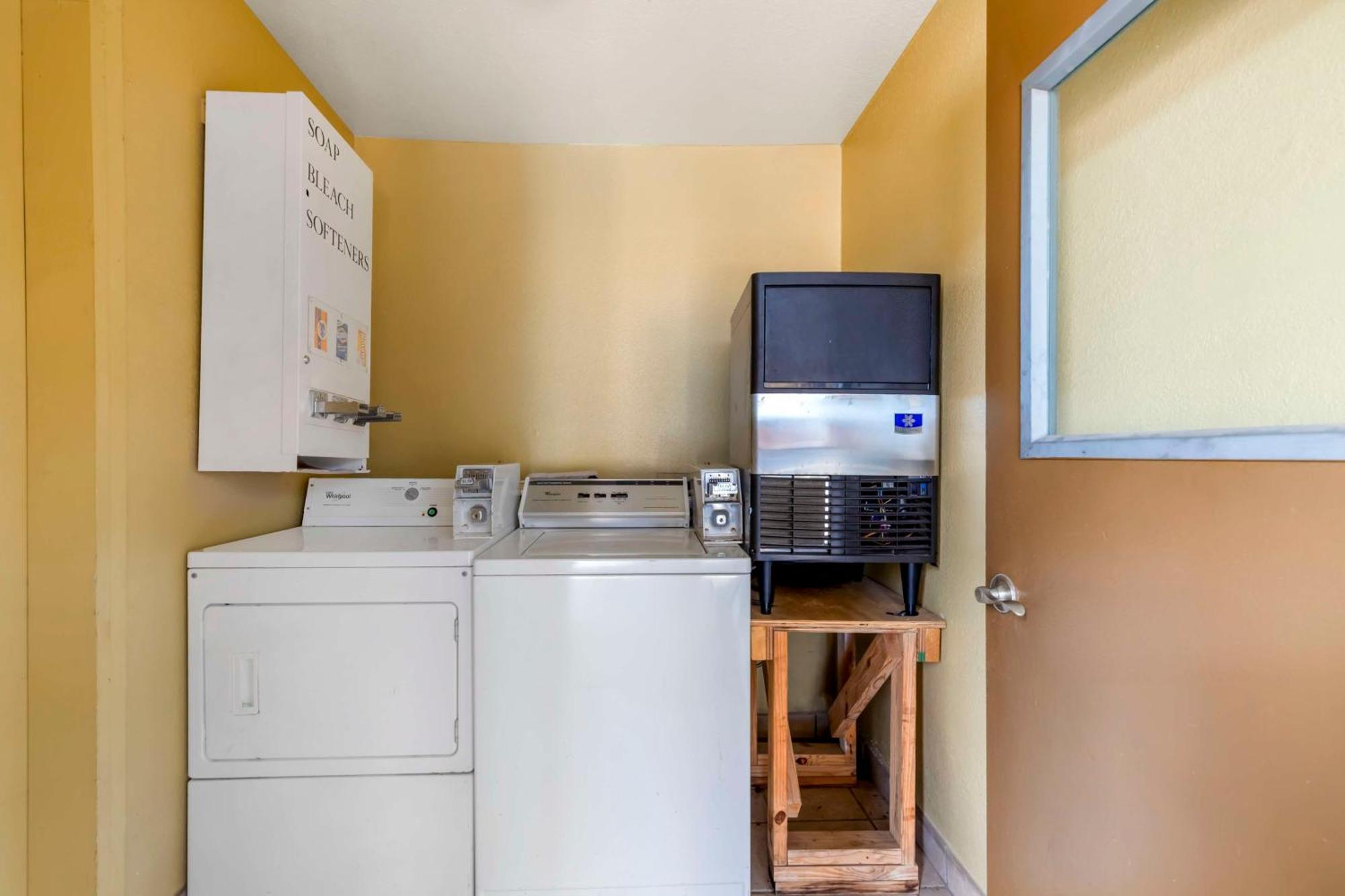Best Western Executive Inn Hallettsville Bagian luar foto