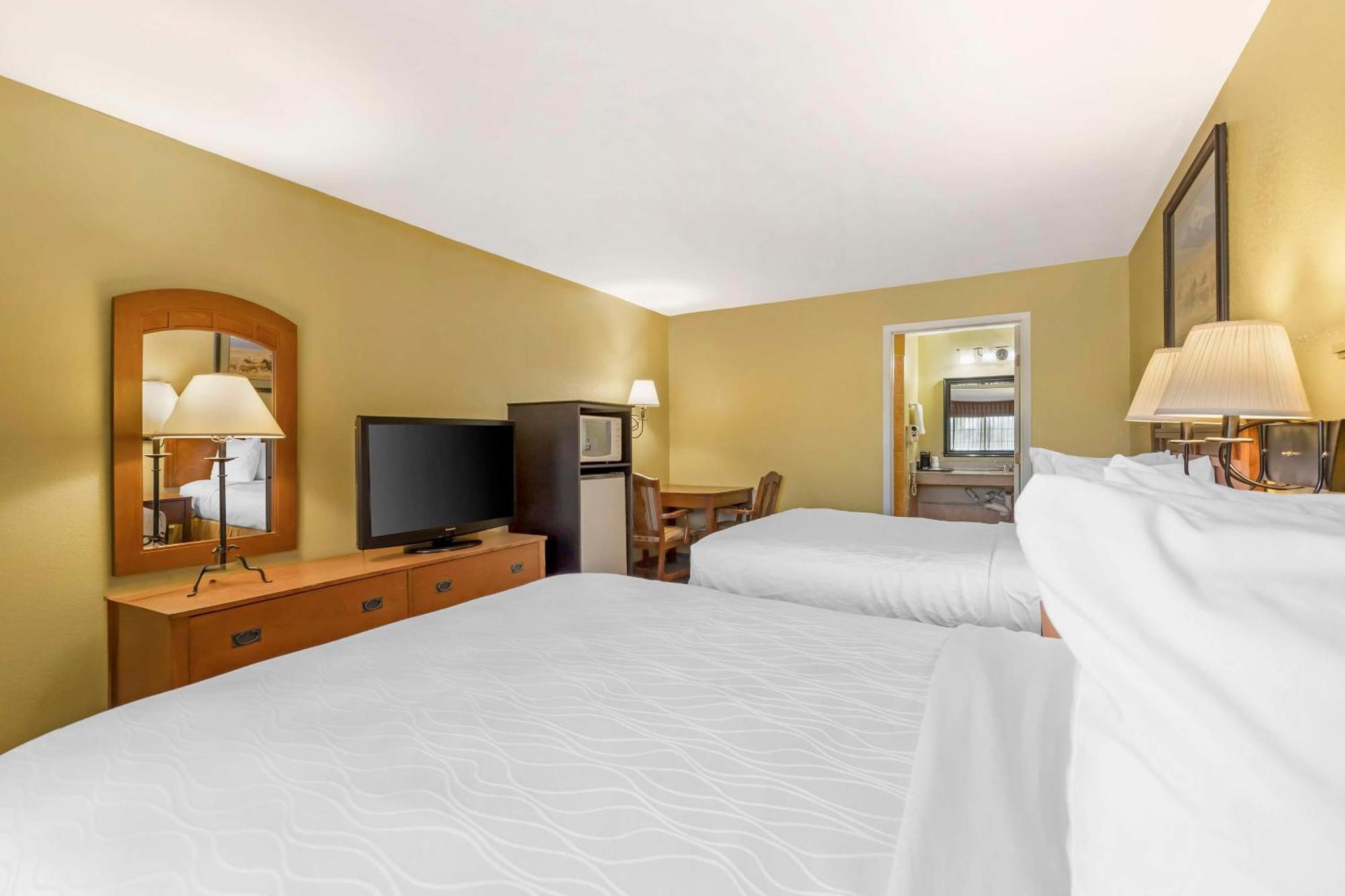 Best Western Executive Inn Hallettsville Bagian luar foto