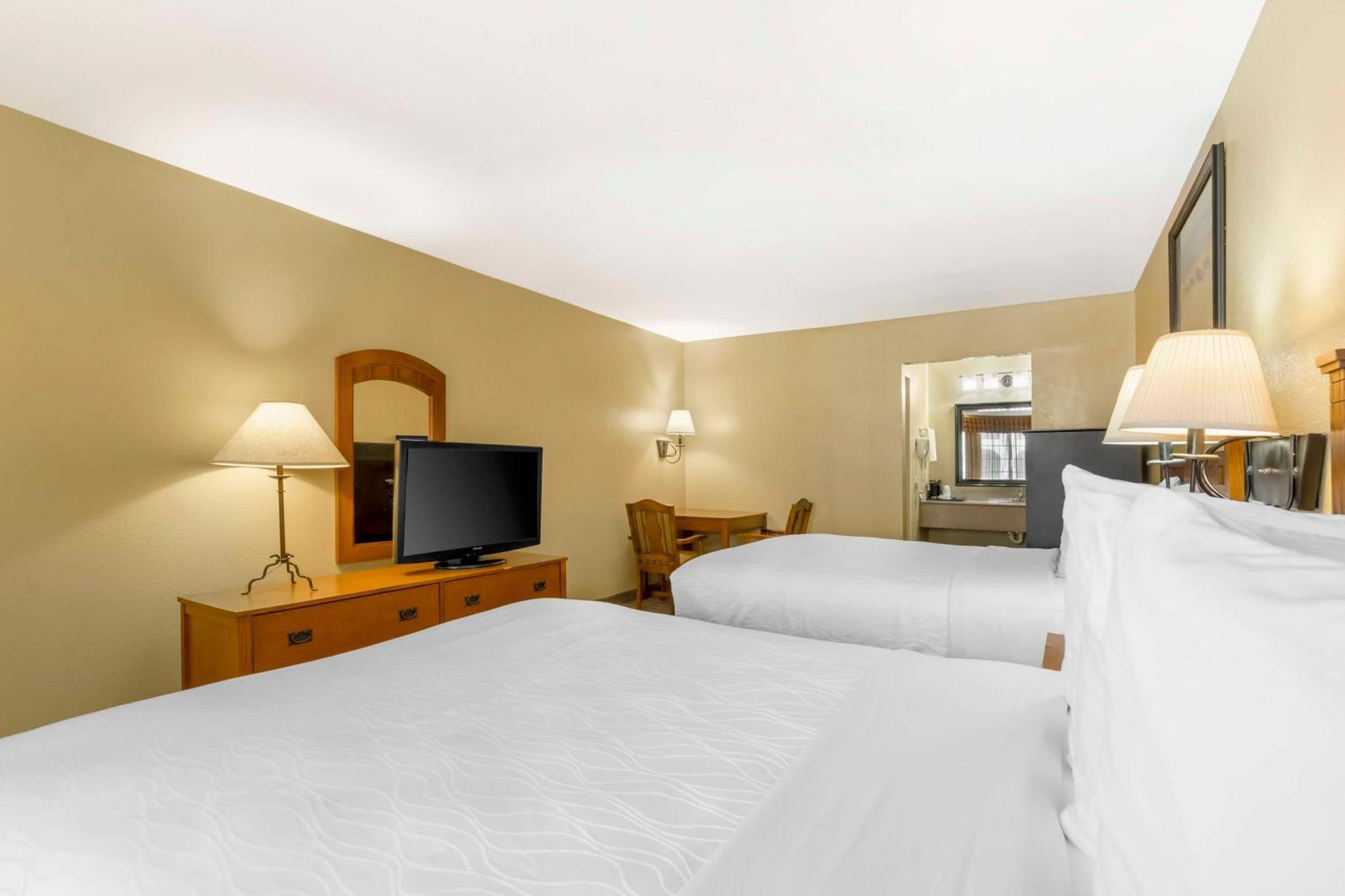 Best Western Executive Inn Hallettsville Bagian luar foto