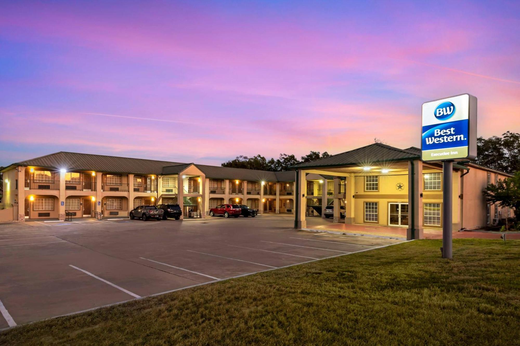 Best Western Executive Inn Hallettsville Bagian luar foto